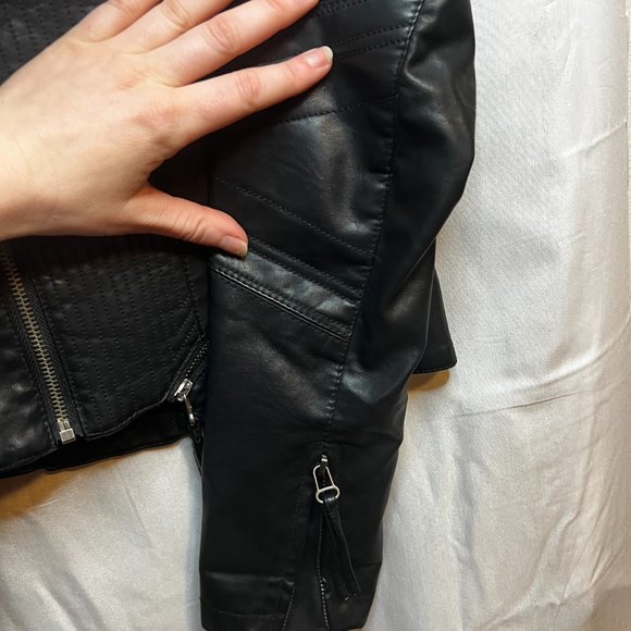 Lulu's sz M, 'Up on a Tuesday' Sleek Black Vegan Leather Moto Jacket - Picture 4 of 6